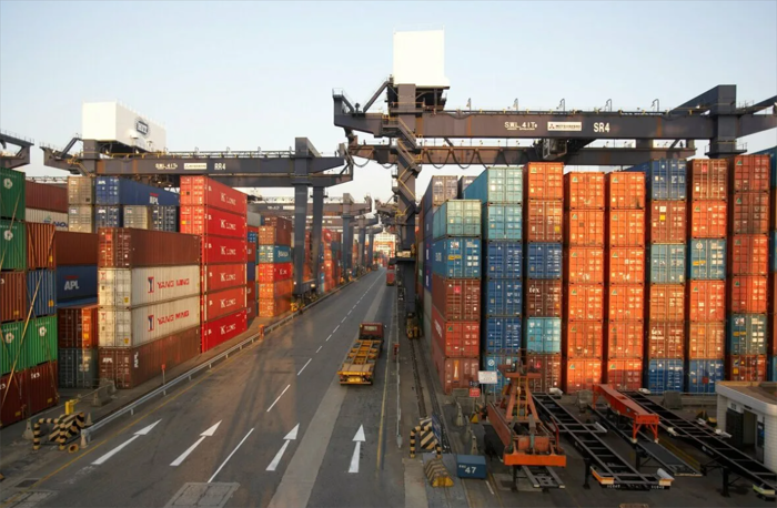 Carriers juggling capacity and port congestion